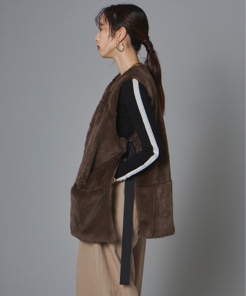 terrace(テラス)の「フェイクファーラペルサイドスリットジレベスト(その他アウター・レディース・オフホワイト/ブラウン・FREE)」の4枚目の写真