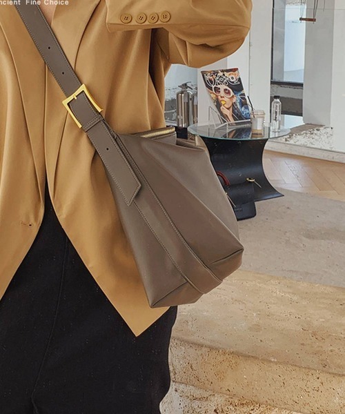 maison de LATIR(メゾンドラティール)の「荷物をたっぷり収納できる、大人のワンショルダーバッグ(ショルダーバッグ・レディース・ブラウン/グレー/ブラック・FREE)」の9枚目の写真