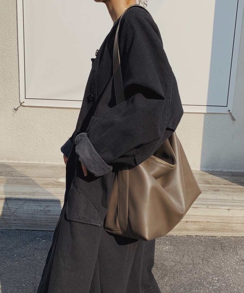 maison de LATIR(メゾンドラティール)の「荷物をたっぷり収納できる、大人のワンショルダーバッグ(ショルダーバッグ・レディース・ブラウン/グレー/ブラック・FREE)」の10枚目の写真