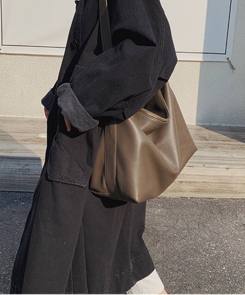 maison de LATIR(メゾンドラティール)の「荷物をたっぷり収納できる、大人のワンショルダーバッグ(ショルダーバッグ・レディース・ブラウン/グレー/ブラック・FREE)」の14枚目の写真