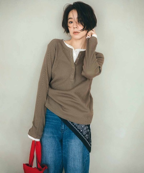 IEDIT(イディット)の「IEDIT 1枚で完成こなれレイヤード風ワッフルヘンリーネックトップス(Tシャツ/カットソー・レディース・ブラック/カーキ系/アイボリー・L/M)」の3枚目の写真