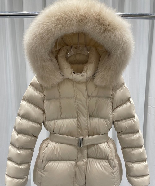 LUCPY(ラクピー)の「ファーフード ベルト付き中綿ジャケット(その他アウター・レディース・アイボリー/ブラック・SMALL/MEDIUM/LARGE/X-LARGE)」の1枚目の写真