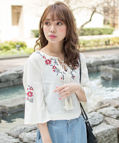 SpRay（スプレイ）の「花刺繍七分プルオーバーシャツ（シャツ/ブラウス・レディース・イエロー/ブラック/ホワイト/オフホワイト・FREE）」の2枚目の写真