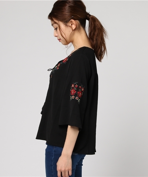 SpRay（スプレイ）の「花刺繍七分プルオーバーシャツ（シャツ/ブラウス・レディース・イエロー/ブラック/ホワイト/オフホワイト・FREE）」の6枚目の写真
