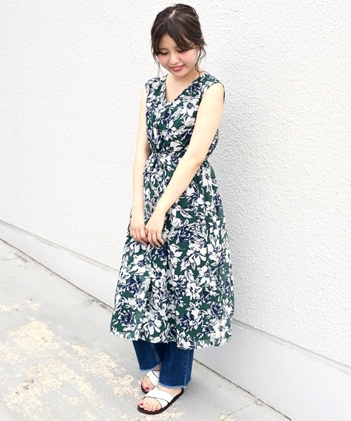 Khaju（カージュ）の「Khaju:フラワープリントノースリーブワンピース（ワンピース・レディース・グリーン/パープル・ONE SIZE）」の2枚目の写真