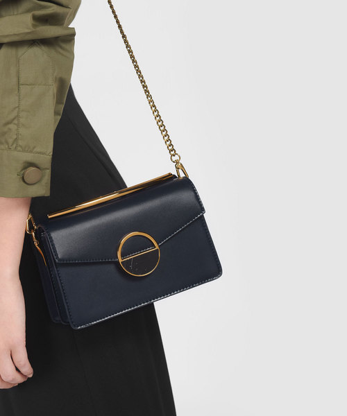 CHARLES & KEITH(チャールズ & キース)の「サーキュラーディテールクロスボディバッグ / CIRCULAR DETAIL CROSSBODY BAG(ショルダーバッグ・レディース・ネイビー/ゴールド系その他・S)」の3枚目の写真