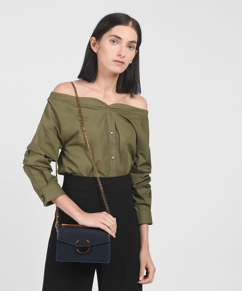 CHARLES & KEITH(チャールズ & キース)の「サーキュラーディテールクロスボディバッグ / CIRCULAR DETAIL CROSSBODY BAG(ショルダーバッグ・レディース・ネイビー/ゴールド系その他・S)」の7枚目の写真