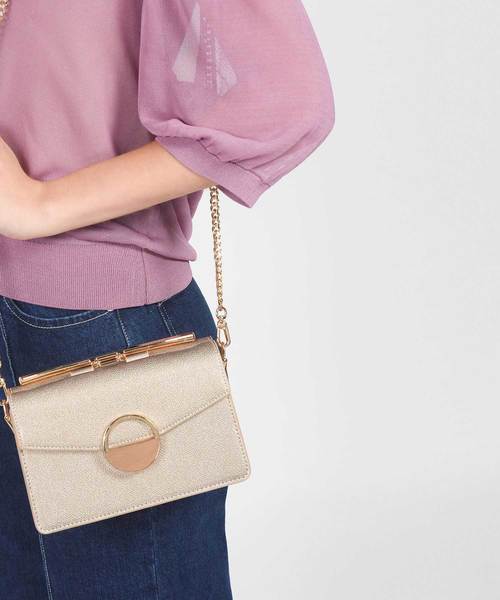 CHARLES & KEITH(チャールズ & キース)の「サーキュラーディテールクロスボディバッグ / CIRCULAR DETAIL CROSSBODY BAG(ショルダーバッグ・レディース・ネイビー/ゴールド系その他・S)」の8枚目の写真
