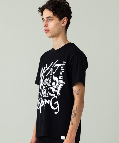 WHITE MOUNTAINEERING（ホワイトマウンテニアリング）の「【White mountaineering】MIXED TYPOGRAPHY PRINTED T-SHIRT（Tシャツ/カットソー・メンズ・ホワイト/ブラック・1/2/3）」の6枚目の写真