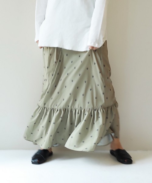 TODAYFUL(トゥデイフル)の「フラワードットサテンスカート(スカート・レディース・ベージュ/グリーン・36inch/38inch)」の2枚目の写真
