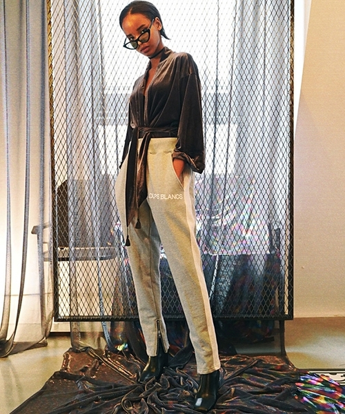 LOUPS BLANCS(ルーブラン)の「【LOUPS BLANCS 】サイドライン ジッパー トラックパンツ(その他パンツ・レディース・ブラック/グレー/レッド・M/L/XL)」の1枚目の写真
