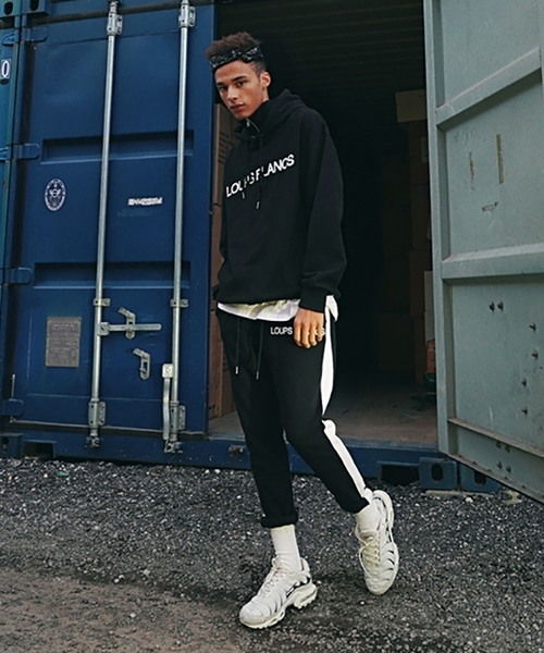 LOUPS BLANCS(ルーブラン)の「【LOUPS BLANCS 】サイドライン ジッパー トラックパンツ(その他パンツ・レディース・ブラック/グレー/レッド・M/L/XL)」の2枚目の写真