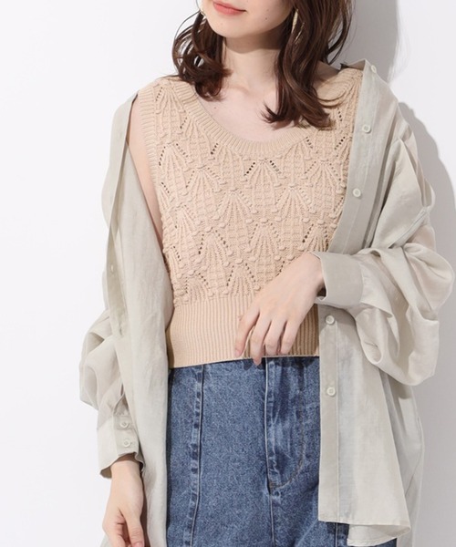 one after another NICE CLAUP(ワンアフターアナザーナイスクラップ)の「ぽんぽんケーブルベスト(ニット/セーター・レディース・ブラック/ベージュ/オフホワイト・FREE)」の1枚目の写真