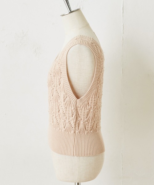 one after another NICE CLAUP(ワンアフターアナザーナイスクラップ)の「ぽんぽんケーブルベスト(ニット/セーター・レディース・ブラック/ベージュ/オフホワイト・FREE)」の10枚目の写真