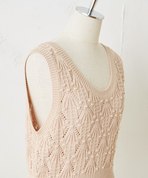 one after another NICE CLAUP(ワンアフターアナザーナイスクラップ)の「ぽんぽんケーブルベスト(ニット/セーター・レディース・ブラック/ベージュ/オフホワイト・FREE)」の7枚目の写真