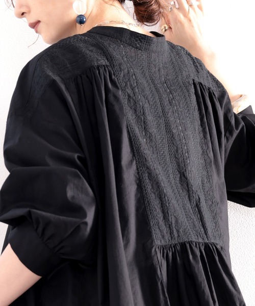 classicalelf(クラシカルエルフ)の「綿100%。華やぐ、2way刺繍ギャザーブラウス(シャツ/ブラウス・レディース・ホワイト/ブラック/グレイッシュベージュ・MEDIUM/LARGE/X-LARGE)」の2枚目の写真