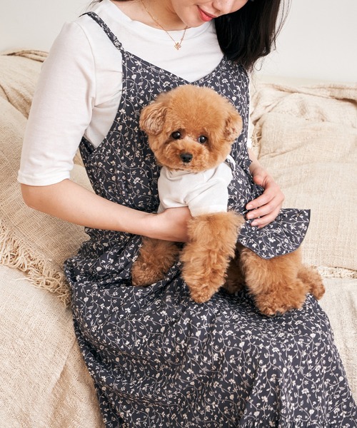 Toyome（トヨミー）の「【飼い主と犬服のペアルックセット】防蚊加工Tシャツ×花柄キャミドッキングワンピース（ペットウェア・レディース・ピンク/チャコールグレー/グリーン・L/SS/M/XXS/S）」の2枚目の写真
