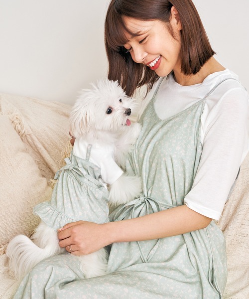Toyome（トヨミー）の「【飼い主と犬服のペアルックセット】防蚊加工Tシャツ×花柄キャミドッキングワンピース（ペットウェア・レディース・ピンク/チャコールグレー/グリーン・L/SS/M/XXS/S）」の3枚目の写真