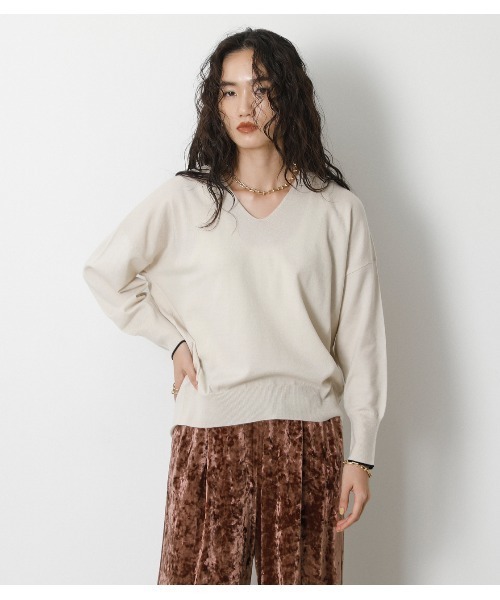 crie conforto（クリーコンフォルト）の「袖口ラインＶネックルーズニット（ニット/セーター・レディース・ブラック/グリーン/ライトベージュ・SMALL/MEDIUM）」の3枚目の写真