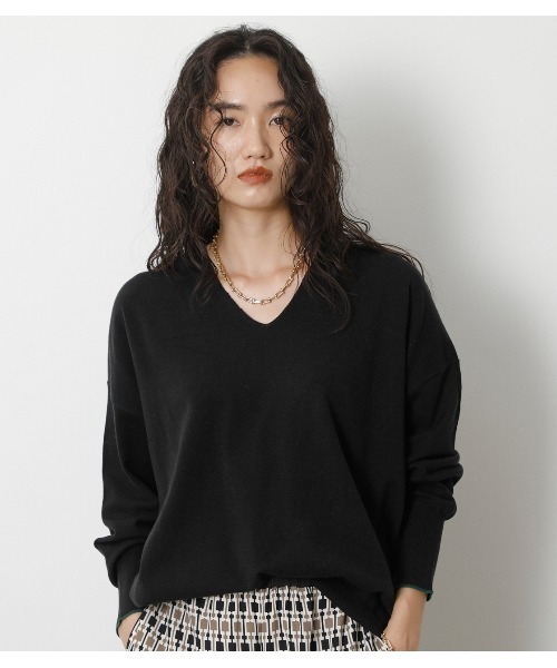 crie conforto（クリーコンフォルト）の「袖口ラインＶネックルーズニット（ニット/セーター・レディース・ブラック/グリーン/ライトベージュ・SMALL/MEDIUM）」の2枚目の写真
