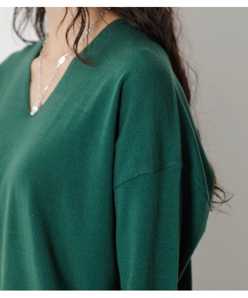 crie conforto（クリーコンフォルト）の「袖口ラインＶネックルーズニット（ニット/セーター・レディース・ブラック/グリーン/ライトベージュ・SMALL/MEDIUM）」の14枚目の写真