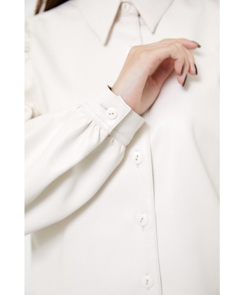 LAGUA GEM（ラグアジェム）の「FRONT BUTTON F/LEATHER TOPS（シャツ/ブラウス・レディース・ブラック/アイボリー・FREE）」の7枚目の写真