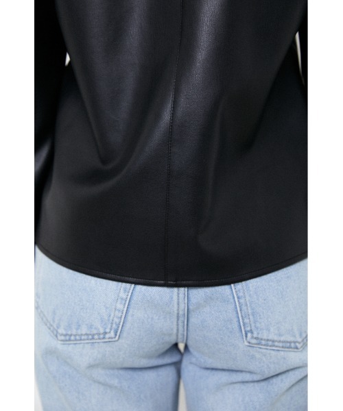 LAGUA GEM（ラグアジェム）の「FRONT BUTTON F/LEATHER TOPS（シャツ/ブラウス・レディース・ブラック/アイボリー・FREE）」の5枚目の写真