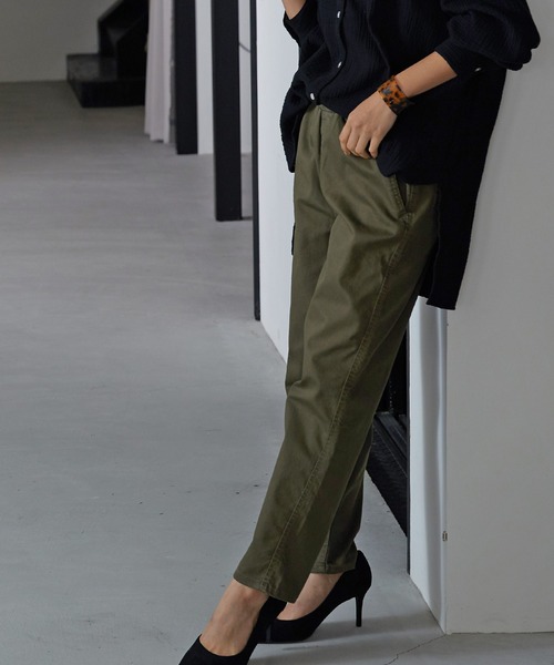 OMNES（オムネス）の「テーパードストレッチイージーパンツ 10分丈（その他パンツ・レディース・ホワイト/ブラック/ベージュ/ネイビー/グレー/オリーブ/ブルーグレー/キャメル/チャコール/カーキ・SMALL/MEDIUM）」の2枚目の写真