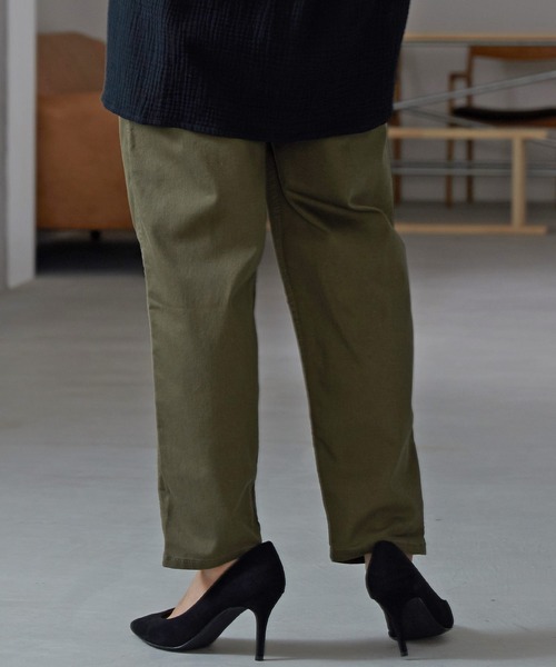 OMNES（オムネス）の「テーパードストレッチイージーパンツ 10分丈（その他パンツ・レディース・ホワイト/ブラック/ベージュ/ネイビー/グレー/オリーブ/ブルーグレー/キャメル/チャコール/カーキ・SMALL/MEDIUM）」の22枚目の写真