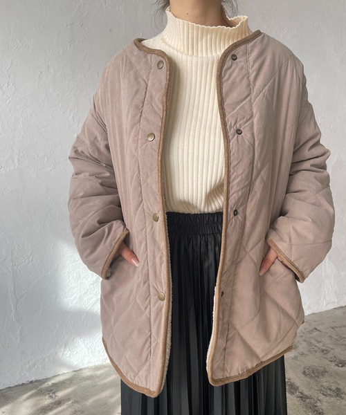 210nouve(トゥージュヌーブ)の「キルト×ボアリバーシブルジャケット(ノーカラージャケット・レディース・アイボリー/ライトカーキ/ベージュ/ブラック・FREE)」の1枚目の写真