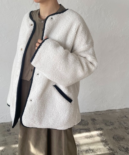 210nouve(トゥージュヌーブ)の「キルト×ボアリバーシブルジャケット(ノーカラージャケット・レディース・アイボリー/ライトカーキ/ベージュ/ブラック・FREE)」の3枚目の写真