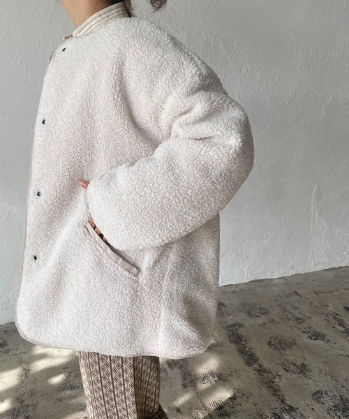 210nouve(トゥージュヌーブ)の「キルト×ボアリバーシブルジャケット(ノーカラージャケット・レディース・アイボリー/ライトカーキ/ベージュ/ブラック・FREE)」の15枚目の写真