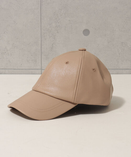 fredy emue(フレディエミュ)の「フェイクレザーCAP(キャップ・レディース・ブラック/ベージュ・FREE)」の1枚目の写真