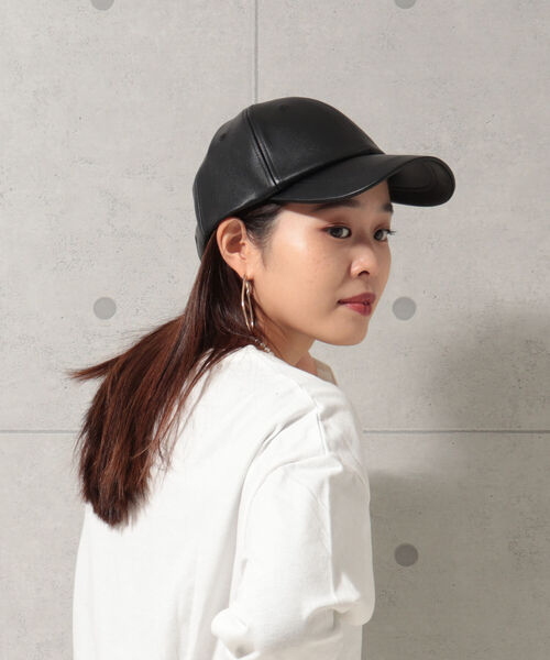 fredy emue(フレディエミュ)の「フェイクレザーCAP(キャップ・レディース・ブラック/ベージュ・FREE)」の2枚目の写真