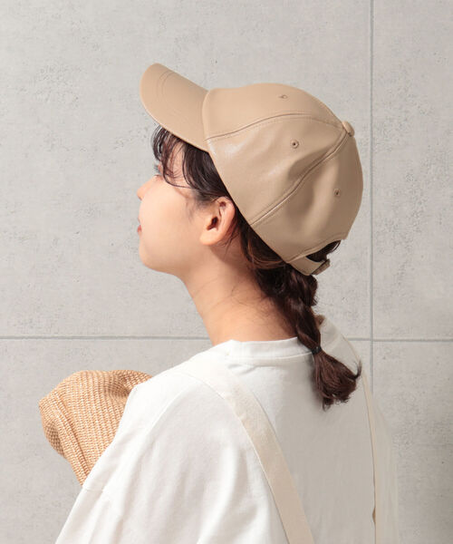 fredy emue(フレディエミュ)の「フェイクレザーCAP(キャップ・レディース・ブラック/ベージュ・FREE)」の7枚目の写真