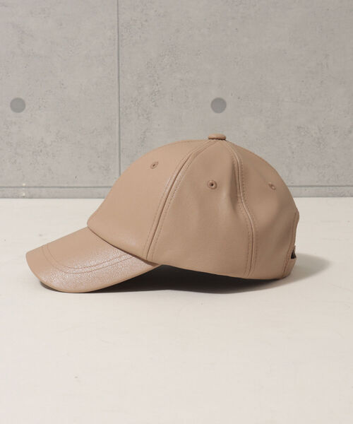 fredy emue(フレディエミュ)の「フェイクレザーCAP(キャップ・レディース・ブラック/ベージュ・FREE)」の3枚目の写真