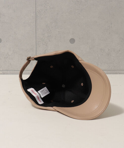 fredy emue(フレディエミュ)の「フェイクレザーCAP(キャップ・レディース・ブラック/ベージュ・FREE)」の13枚目の写真