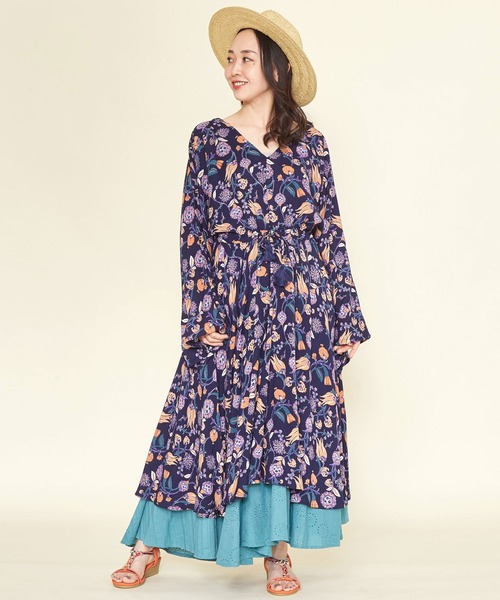 チャイハネ（チャイハネ）の「【チャイハネ】フラワープリントVネックワンピース（ワンピース・レディース・ホワイト/ブラック/グレー/ブルー・FREE）」の3枚目の写真