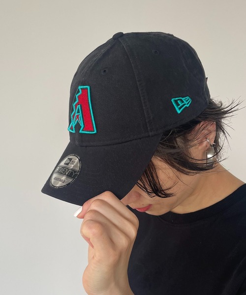 NEW ERA(ニューエラ)の「【NEW ERA】9TWENTYベースボールロゴキャップ(キャップ・レディース・ホワイト/チャコールグレー/ブラック/ネイビー/ブラック系その他/ブラック系その他2/ブラック系その他3/ブラック系その他4/パープル/ブラック系その他5/ブラック系その他7/ネイビー系2/レッド/ネイビー系1/ブラック系その他6/ブラック×グリーン/ブラック×レッド/グレー系その他/ダークグレー/ネイビー系3/ブラック×ゴールド/グレー系その他3/グレー系その他2/ネイビー系4/ライトブラック/ネイビー系5/ネイビー系6/エンジ/グリーン/ブラック×ベージュ/ネイビー系7/グレー系その他4・FREE)」の13枚目の写真