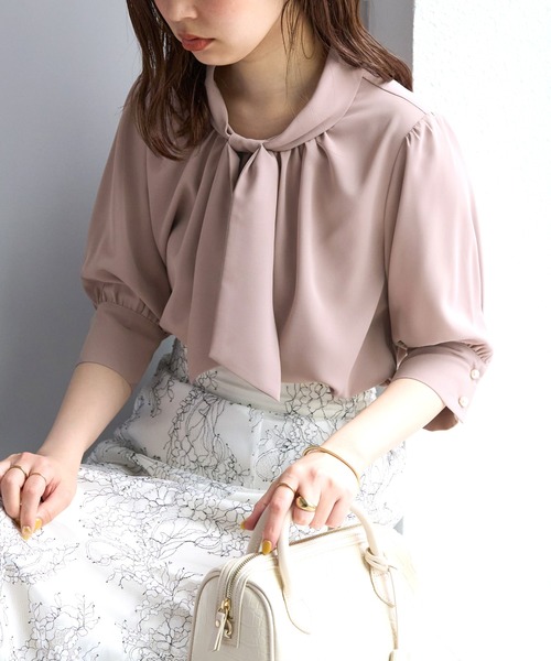 natural couture(ナチュラルクチュール)の「袖口パールノット結び6分袖ブラウス(シャツ/ブラウス・レディース・ラベンダー/サックスブルー/ピンクベージュ/その他2/その他1/オフホワイト・FREE)」の5枚目の写真
