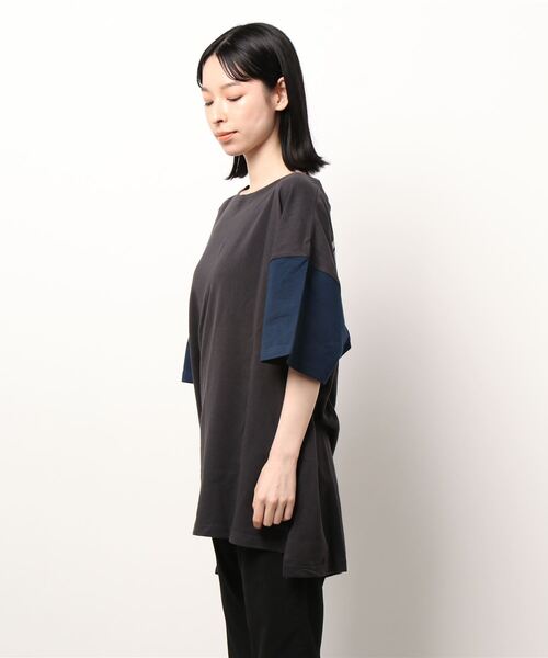 HONEYSUCKLE ROSE（ハニーサックルローズ）の「【HONEYSUCKLE ROSE】袖配色バックロゴＴシャツ（Tシャツ/カットソー・レディース・オフホワイト/グレー/ダークグレー・L/M）」の4枚目の写真