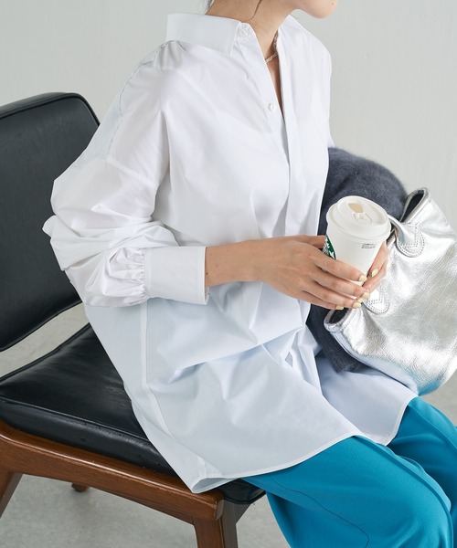 COLLAGE GALLARDAGALANTE（コラージュガリャルダガランテ）の「360度抜かりなし/バックボタン袖ギャザーシャツ（シャツ/ブラウス・レディース・ホワイト/パープル/ネイビー・FREE）」の2枚目の写真