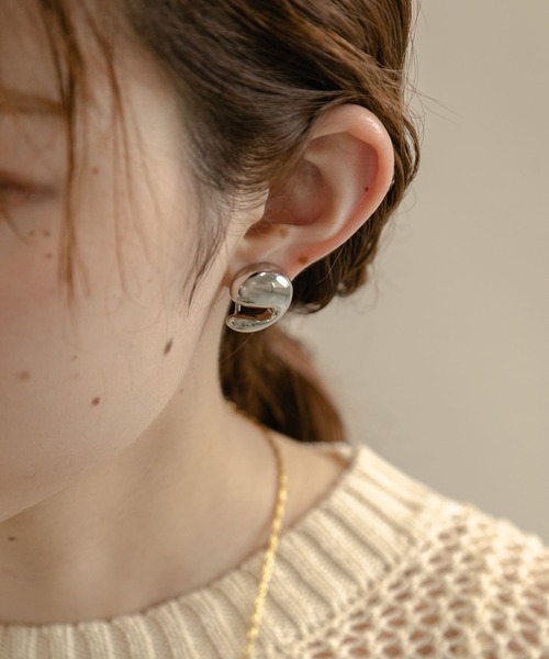 SMELLY（スメリー）の「ニュアンスプックリイヤリング（イヤリング・レディース・シルバー・-）」の2枚目の写真