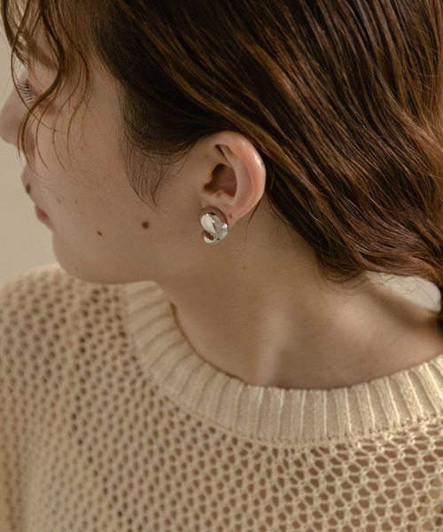 SMELLY（スメリー）の「ニュアンスプックリイヤリング（イヤリング・レディース・シルバー・-）」の3枚目の写真