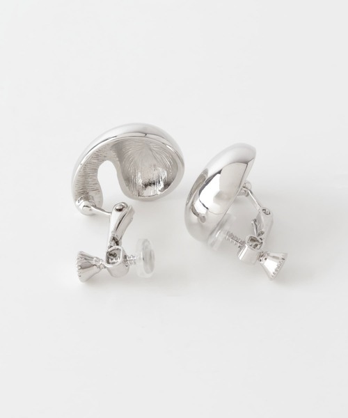 SMELLY（スメリー）の「ニュアンスプックリイヤリング（イヤリング・レディース・シルバー・-）」の4枚目の写真