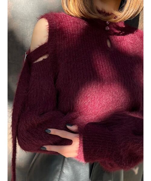 EATME（イートミー）の「ベルトオープンショルダーニットTOP