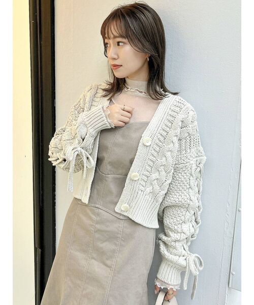 dazzlin(ダズリン)の「レースアップスリーブショートカーディガン(カーディガン/ボレロ・レディース・ベージュ/オフホワイト/ブルー・FREE)」の3枚目の写真