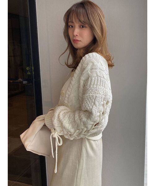 dazzlin(ダズリン)の「レースアップスリーブショートカーディガン(カーディガン/ボレロ・レディース・ベージュ/オフホワイト/ブルー・FREE)」の4枚目の写真