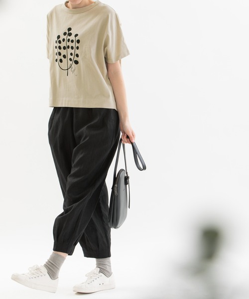 nop de nod(ノップドゥノッド)の「USコットン Cornet ユーカリプリントTシャツ(Tシャツ/カットソー・レディース・ブラック/オフホワイト/キナリ・3)」の4枚目の写真