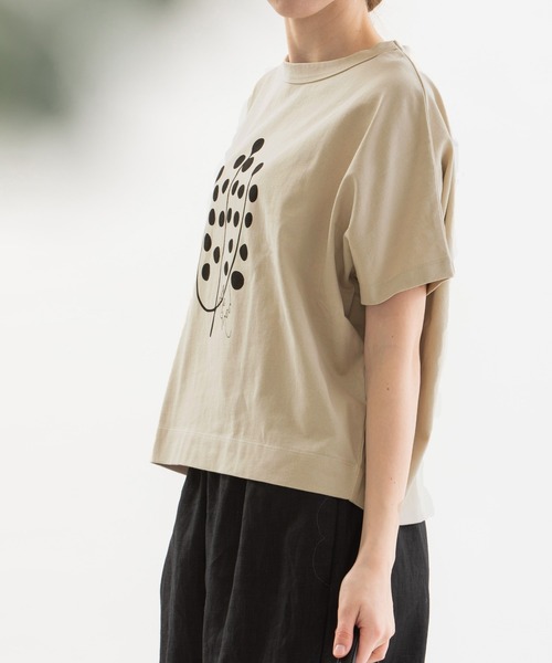 nop de nod(ノップドゥノッド)の「USコットン Cornet ユーカリプリントTシャツ(Tシャツ/カットソー・レディース・ブラック/オフホワイト/キナリ・3)」の7枚目の写真